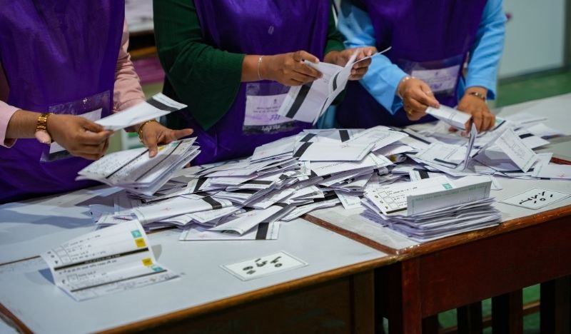 އާދީއްތަ ހޯމަ ސަރުކާރު ބަންދު