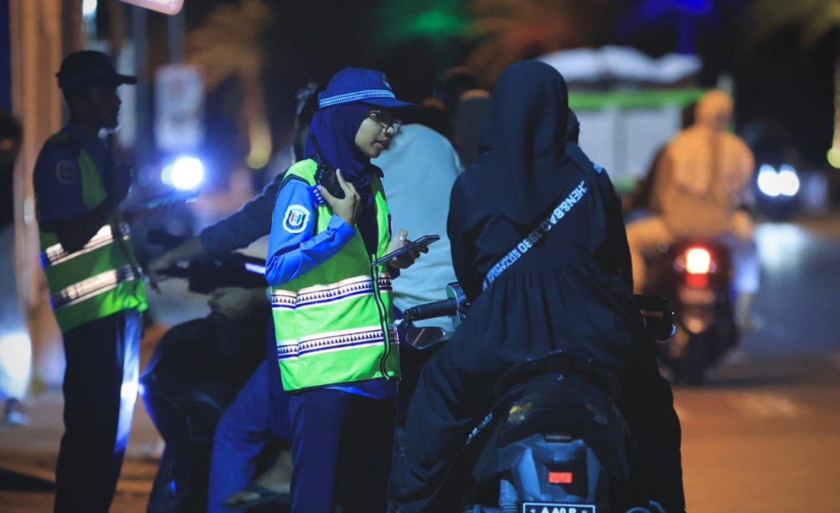 ފުލުހެއްގެ ގައިގައި ދަތްއެޅި އަންހެނަކު ހައްޔަރުކޮށްފި