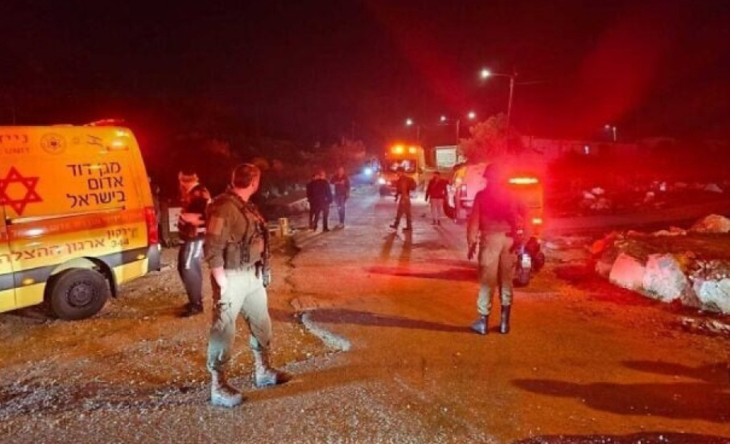 މޫނު ނިވާކޮށްގެން އުޅުނު ދެ ޔަހޫދުންނަށް ހަމަލާދިނީ ޔަހޫދީ ފުލުހެއް!