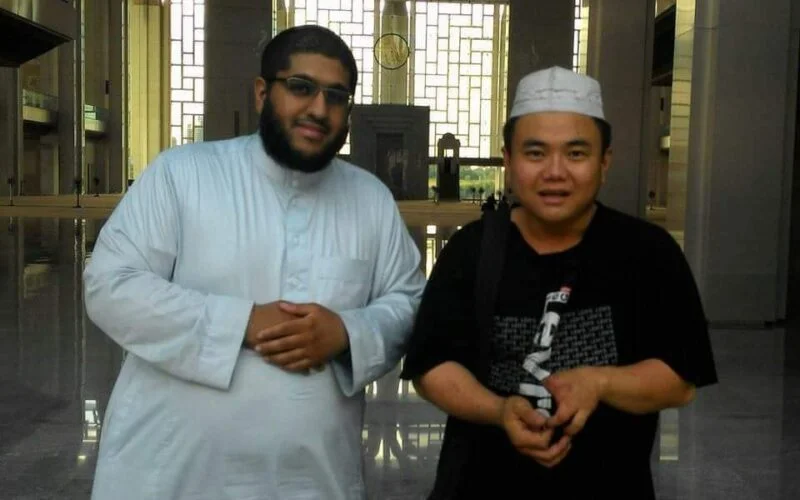 ޗައިނާގައި އިސްލާމްވި މީހެއްގެ އިނގިލިތައް އޭނާގެ ބައްޕަ ބުރިކޮށްލައިފި