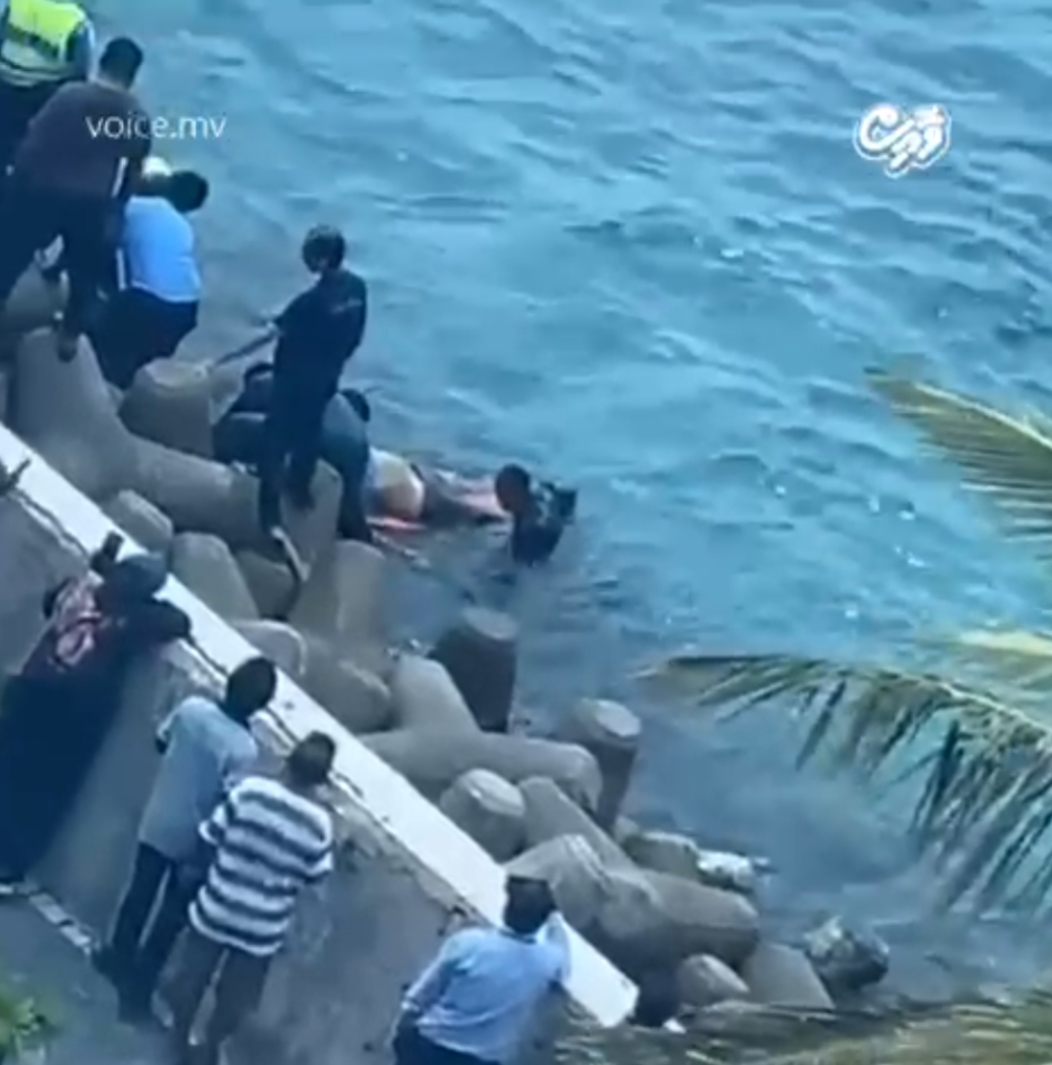 މޫދުގައި އަނިޔާތަކާއެކު އޮތް މީހަކު ފެނިގެން ފުލުހުން ހަރަކާތްތެރި ވަނީ