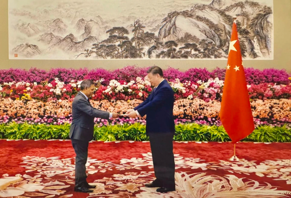 ފަޒީލް ނަޖީބް ސަފީރުކަމުގެ ފަތްކޮޅު ޗައިނާގެ ރައީސް، ޝީ ޖިންޕިންގ އަށް އަރުވައިފި