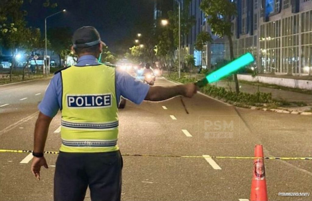 އަންހެނަކަށް ބިރުދައްކައި ބްލެކްމެއިލް ކުރަން އުޅުނު ފުލުހަކު ހައްޔަރުކޮށްފި