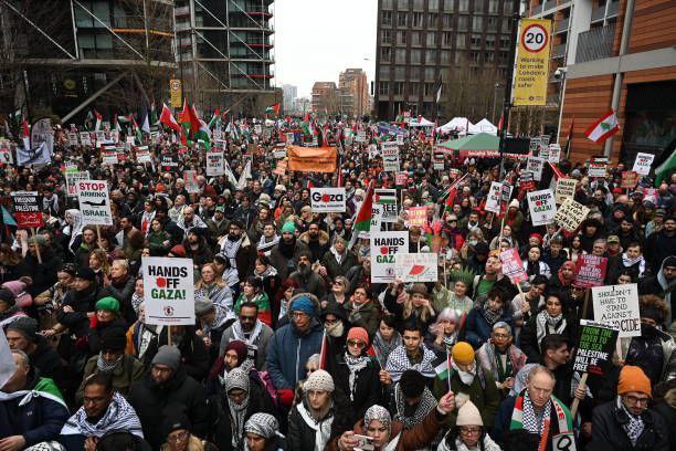 ފަލަސްތީނު ރައްޔިތުން އެހެން ތަނެއްގައި ވަޒަންވެރިކުރުވުމަށް ޓްރަމްޕް ހުށަހެޅުމާ ގުޅިގެން ލަންޑަނުގައި ބޮޑު މުޒާހަރާއެއް!