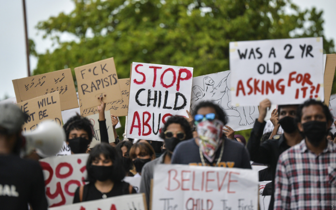 ކުޑަ ދެ އަންހެން ކުދިންނަށް ޖިންސީ ގޯނާކުރި 56 އަހަރުގެ ފިރިހަނަކު ހައްޔަރުކޮށްފި