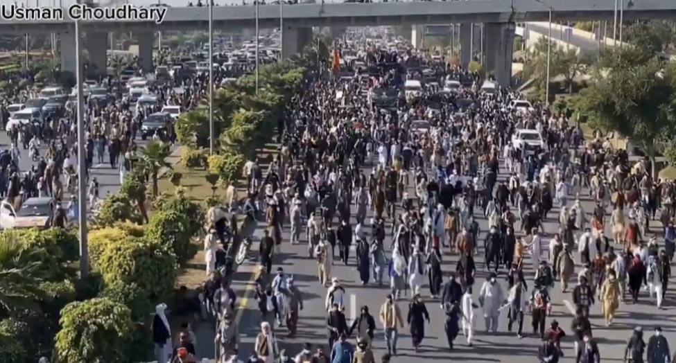 އިސްލާމްއާބާދުގައި މުޒާހަރާކުރަމުން ދަނިކޮށް ބަޑިޖަހައިފި