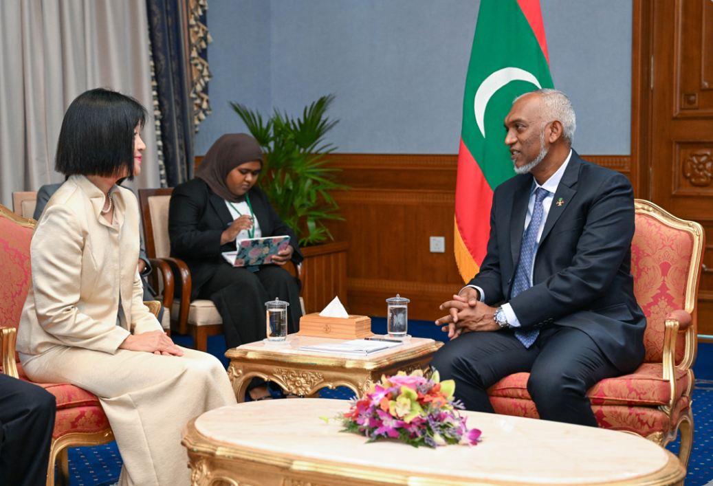 ޖަޕާނުގެ އައު ސަފީރުގެ ސަފީރުކަމުގެ ފަތްކޮޅު ރައީސް މުޢިއްޒަށް އަރުވައިފި