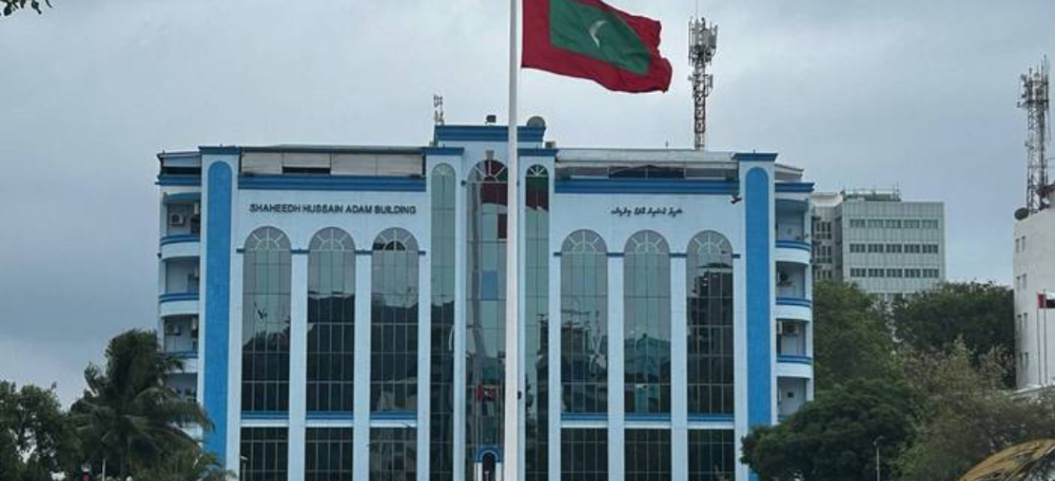 ކެފޭއެއް ތެރޭ ދެ ބިދޭސީން މާރާމާރީ ހިންގައިފި