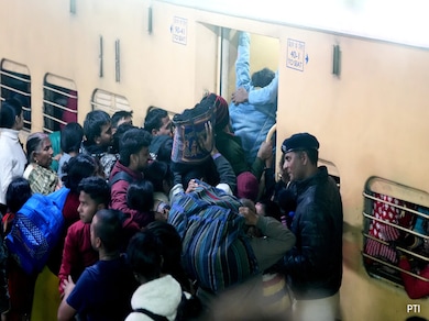 އިންޑިޔާގެ ރޭލު ސްޓޭޝަނެއްގައި ފިތި ބާރުވެގެން 15 މީހުން މަރުވެއްޖެ!