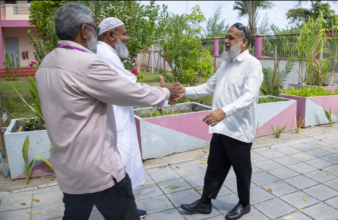 އިސްލާމީ މަރުކަޒުގެ އިސް އިމާމު އައްޑޫ ހައި ސްކޫލަށް ޒިޔާރަތް ކުރައްވައިފި