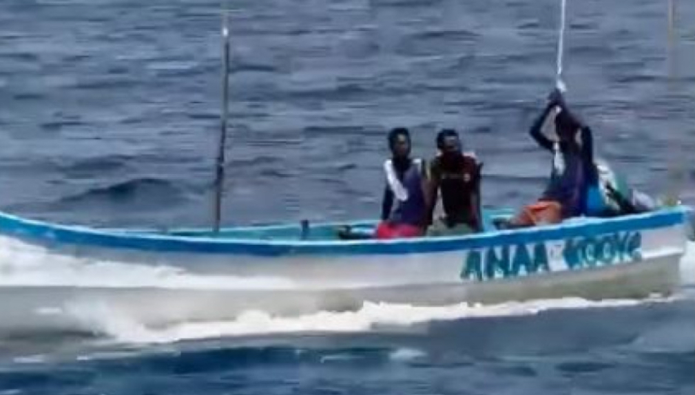 ފުވައްމުލަކު ސިޓީގެ ބޭރުން 3 މީހުންނާ އެކު ފެނުނު ޑިންގީއެއް ކޯސްޓްގާޑުގެ ބެލުމުގެ ދަށަށް ގެނެސްފި