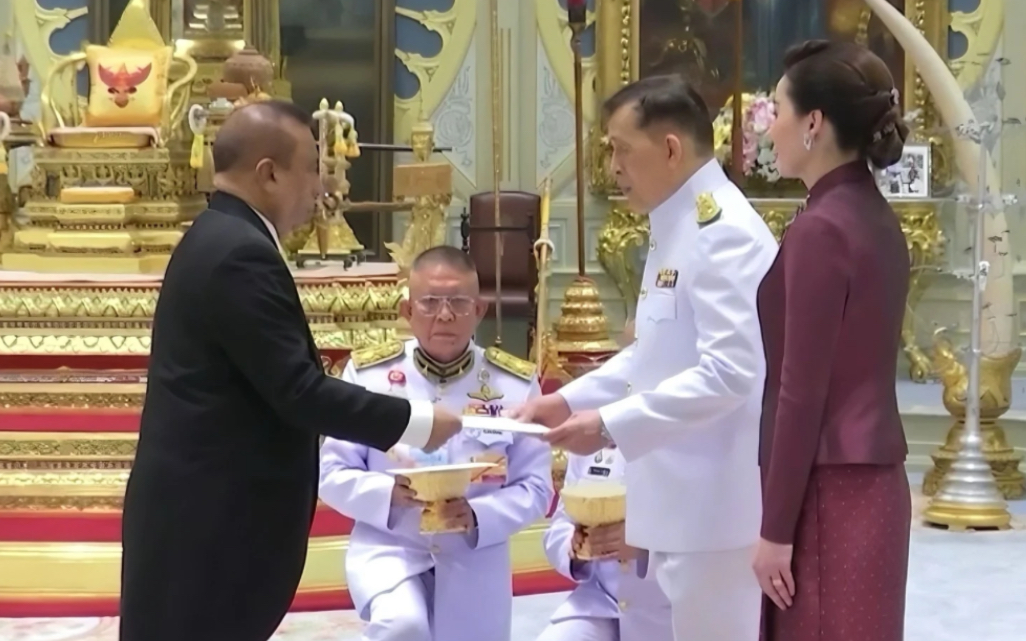 ތައިލެންޑުގައި ހުންނަވާ ދިވެހި ސަފީރު ތައިލެންޑްގެ ރަސްގެފާނަށް ސަފީރުކަމުގެ ފަތްކޮޅު އަރުވައިފި