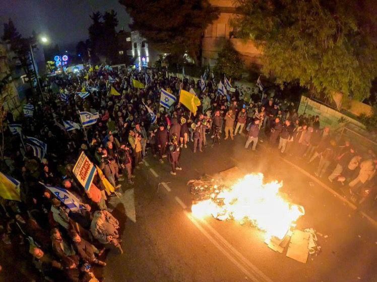 ނަތަންޔާހޫއާ ދެކޮޅަށް އިސްރާއީލުގައި ފެށި މުޒާހަރާތައް ހޫނުވެއްޖެ!