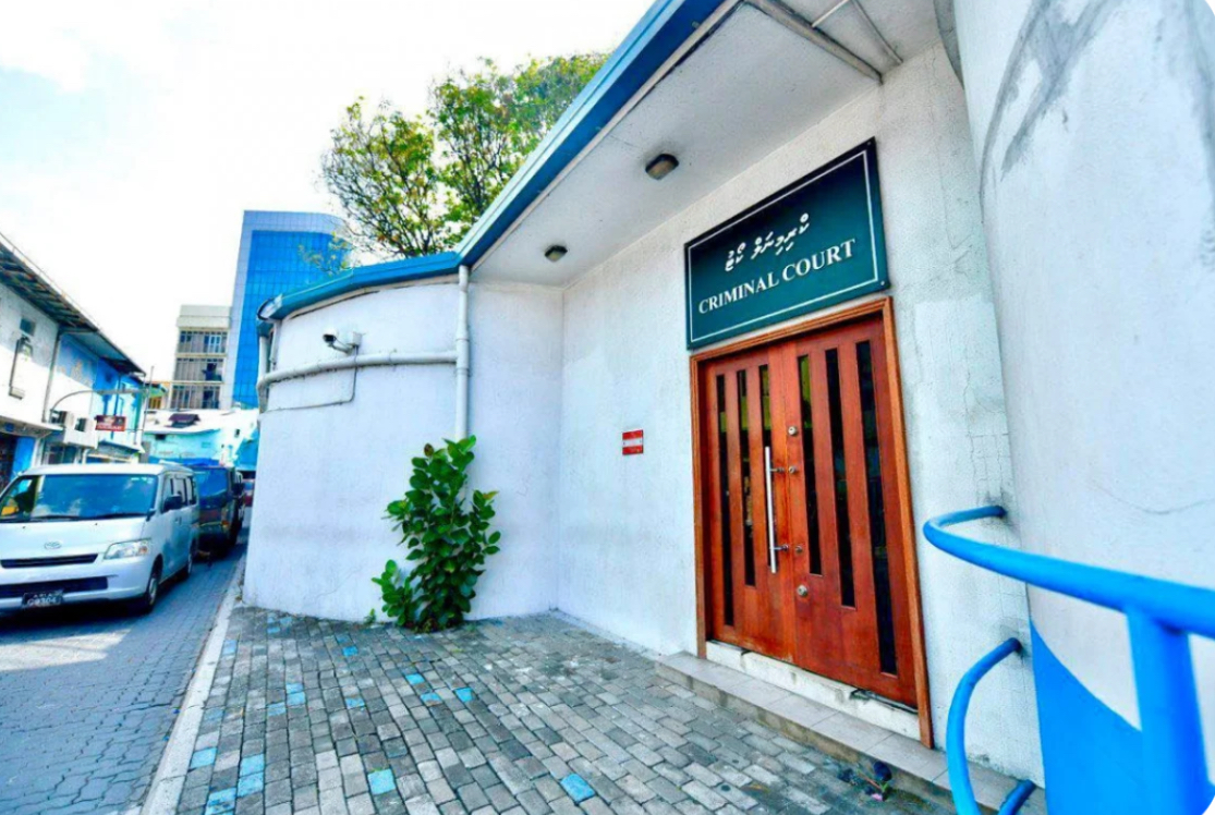 ރާއްޖެއަށް ޑްރަގް އެތެރެކުރި އިންޑިޔާ ދެމަފިރިންގެ ބަންދަށް އިތުރު 30 ދުވަސް ޖަހައިފި